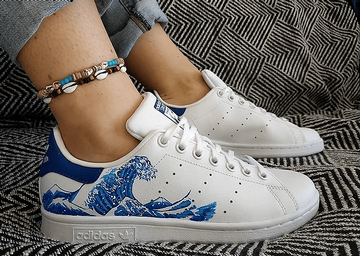 Customisation de chaussures, une estampe japonaise sur le côté d'une Stan Smith